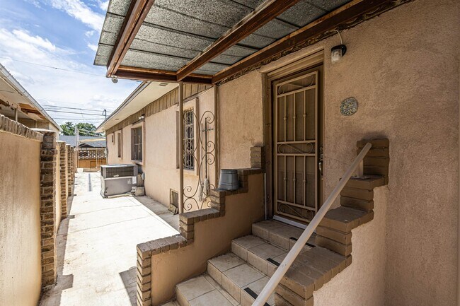 Building Photo - 2006 Piedra China St