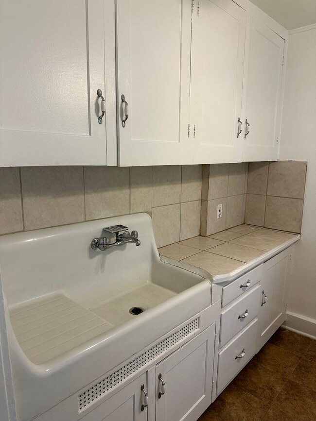 Building Photo - Royal Oak Triplex - Hawthorn