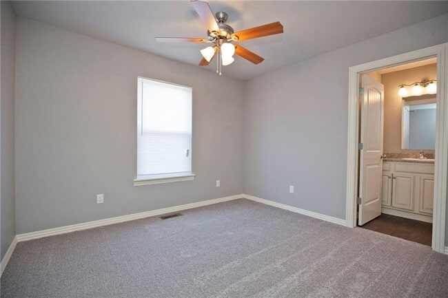 Building Photo - 4 Bed 4.5 Bath Townhouse just mins away from the University!