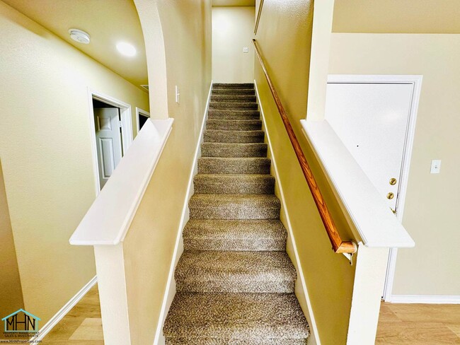 Building Photo - Big & Beautiful 5 bed/3.5 bath 2 Story hom...