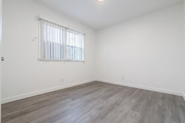 Building Photo - 1127 W 111th St