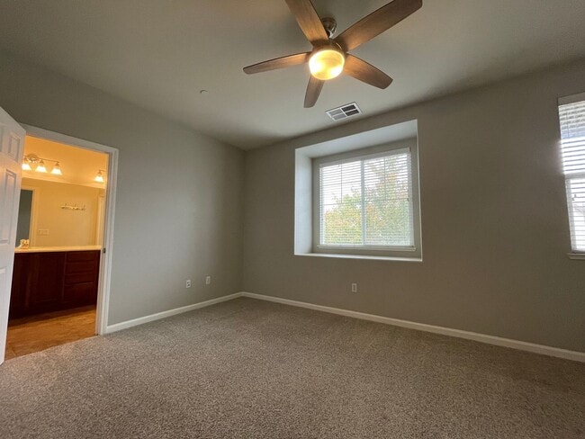 Building Photo - Nice Townhome w/ Detached Garage, Granite ...