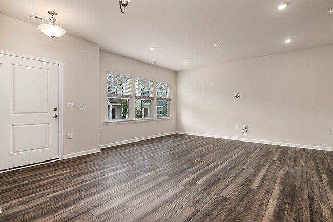 Building Photo - Cozy Townhome with 2 car garage!