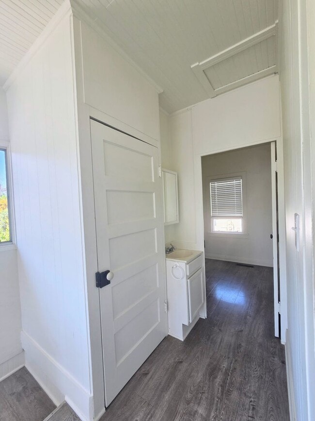 Building Photo - Charming Downtown Petaluma Gem - 3bed 1.5 Bath Available Now !