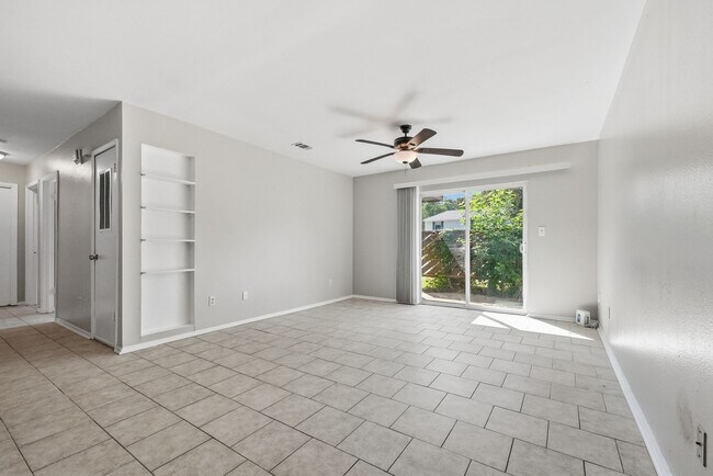 Building Photo - 8160 Stonebrook Dr