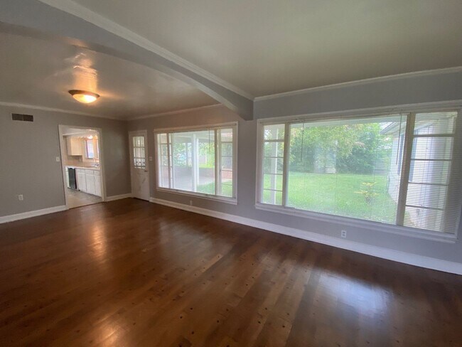 Building Photo - 4320 Bishop Hills Dr