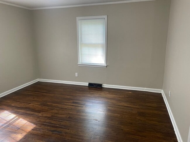 Building Photo - 3 bed, 1.5 bath with large family room and...