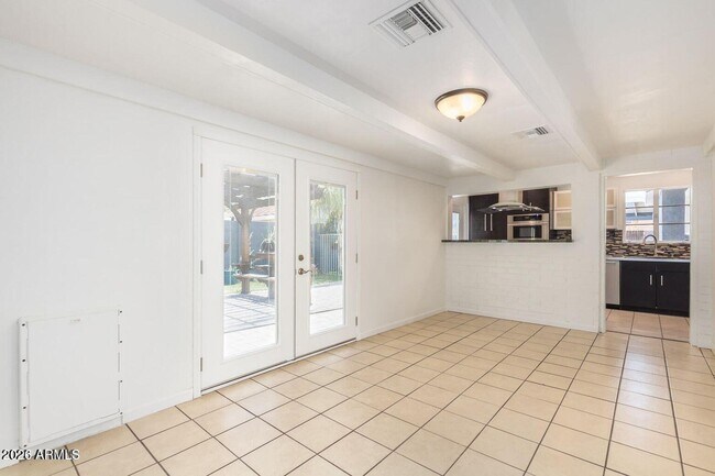 Building Photo - 2441 E Edgemont Ave