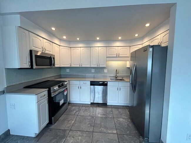 Building Photo - 1 Bedroom 1 Bath Ocean View Condo - Steps from Fort Lauderdale Beach!