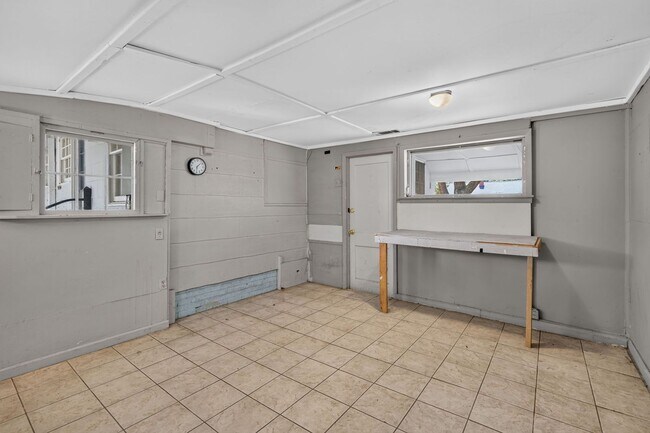 Building Photo - 216 E 57th St