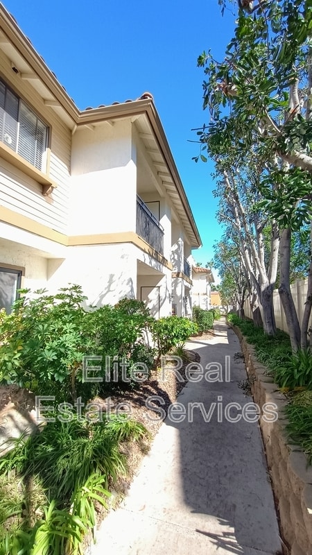 Building Photo - 1013 S Sunshine Ave