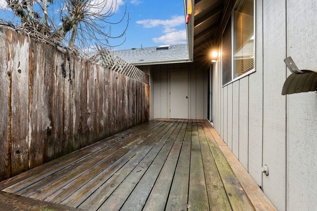 Building Photo - Large 2 bedroom 2 bathroom duplex with garage! $500 OFF YOUR FIRST MONTH’S RENT!