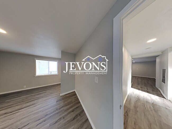 Building Photo - 3303 S Ainsworth Ave