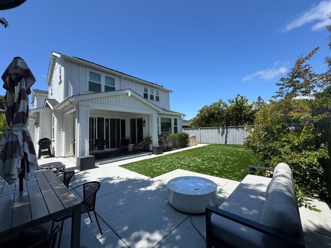 Building Photo - Amazing San Carlos Home