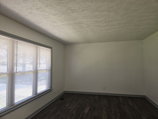 Building Photo - 415 College Dr