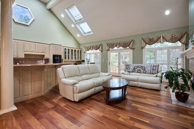 Building Photo - 6920 Oakbrook Way
