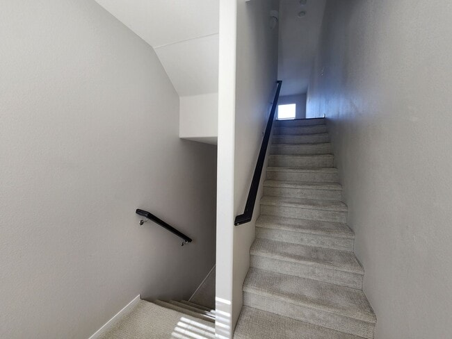 Building Photo - Unique condo with rooftop Strip Views and modern amenities.