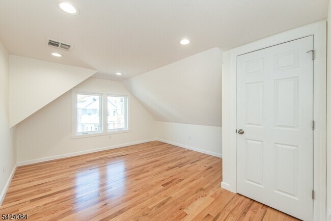 Building Photo - 39 Beekman St