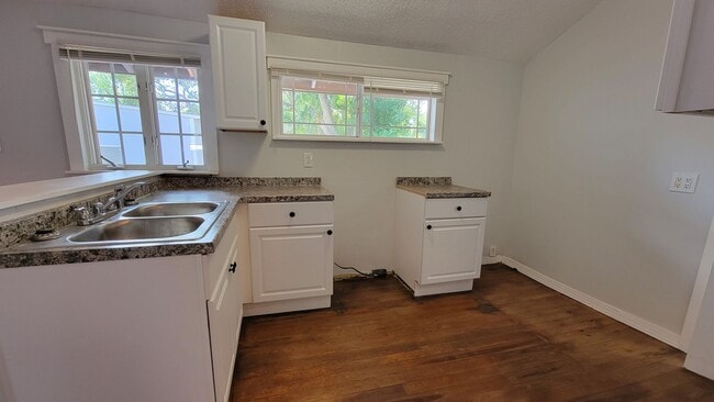 Building Photo - Charming Cottage Style 2 bed/1 bath Home N...