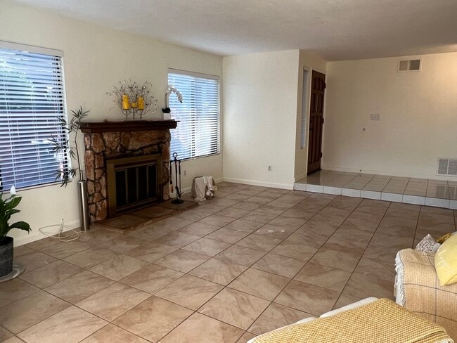 Building Photo - 827 El Paso Ct