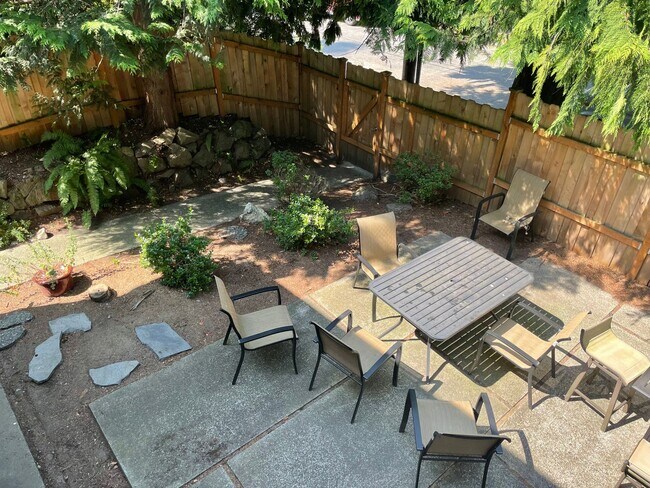 Building Photo - Spacious 2 Bedroom in Idyllic Location