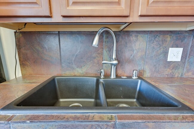 Building Photo - Guard Gated!!! Community Pool, Spa!!! Fitn...