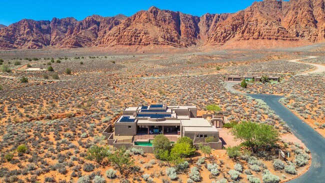 Building Photo - Exquisite Custom Home in Prestigious Commu...