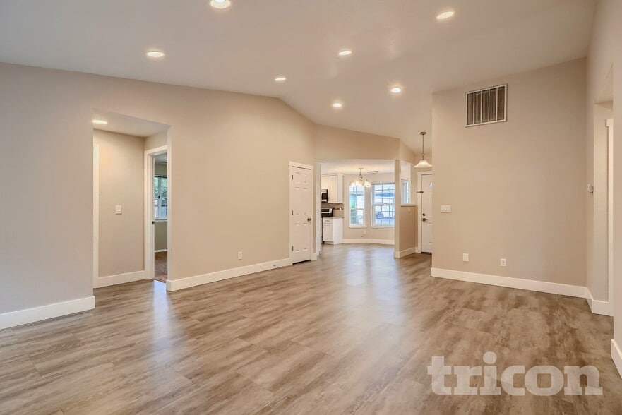 Building Photo - 13806 NE 47th St