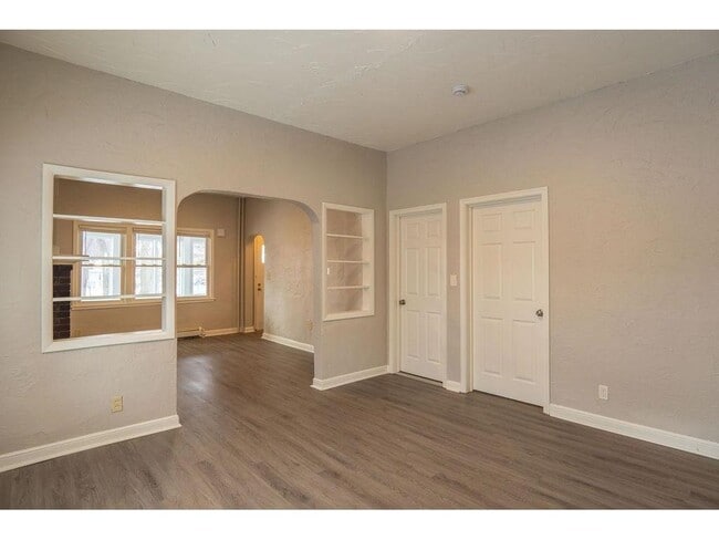 Building Photo - 1220 Burr St N