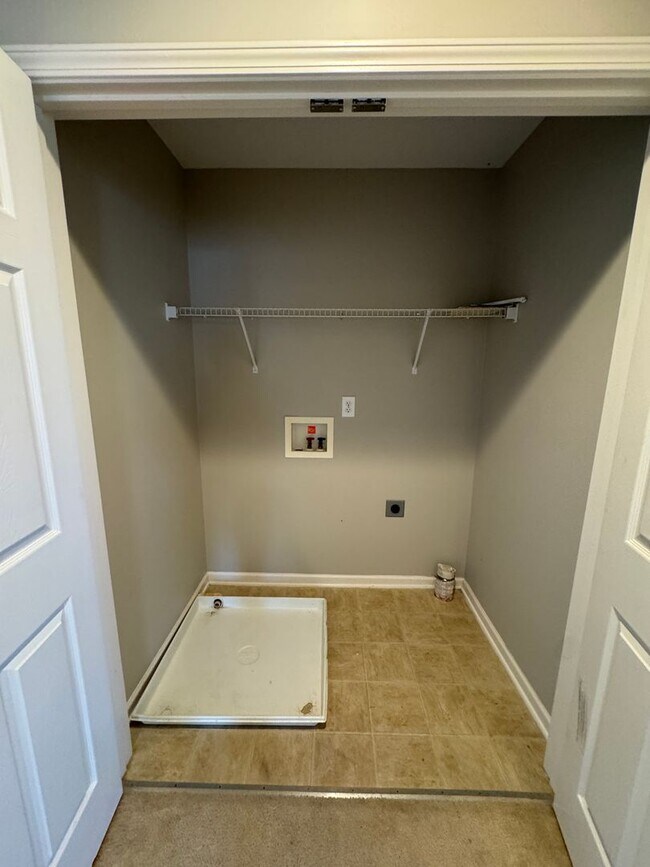 Building Photo - Spacious 3 Bed 2.5 Bath Home with Fenced Yard
