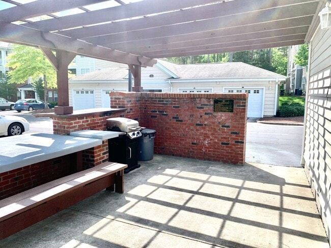 Building Photo - 2 Bedroom, 2 Bathroom Condo in Chapel Hill