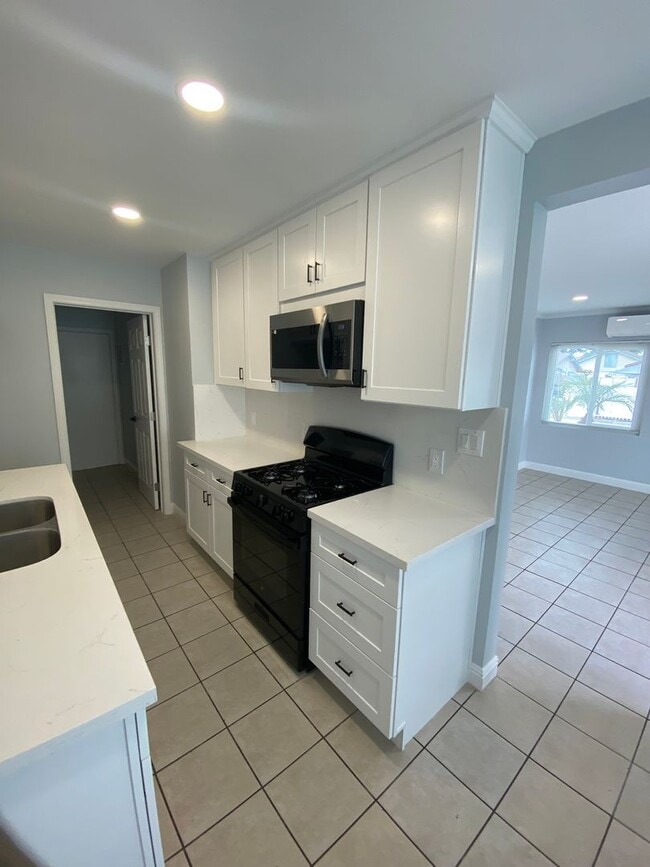 Building Photo - Remodeled 1 bed, 1 bath Condo in Central S...