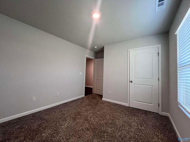Building Photo - 433 Jackson Pt Cir