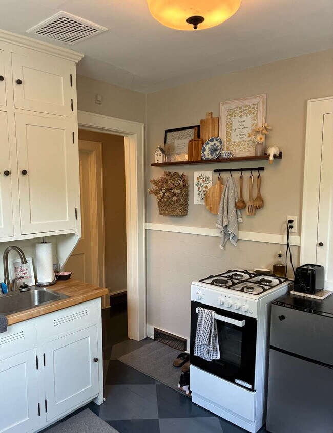 Building Photo - Charming 1-Bed Waterfront Oasis with Scenic Views in Eau Claire!