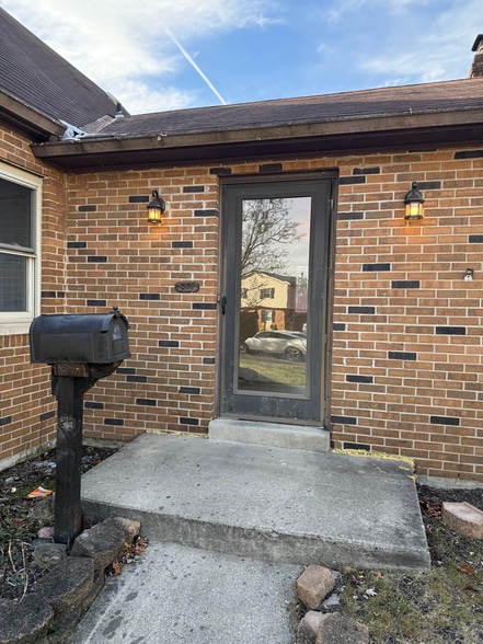 FRONT DOOR - 581 Bessinger Dr