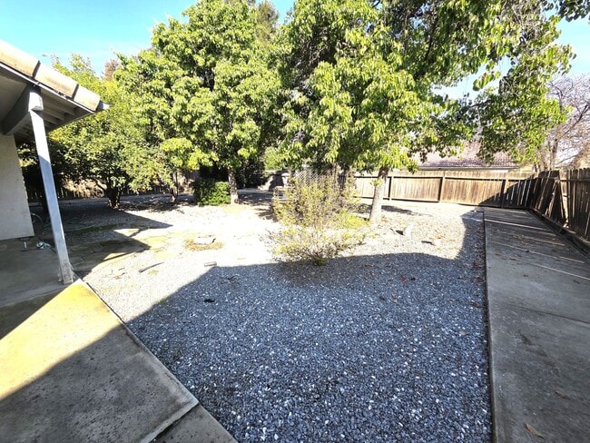 Building Photo - Immaculate 3 Bedroom 2 Bath Home