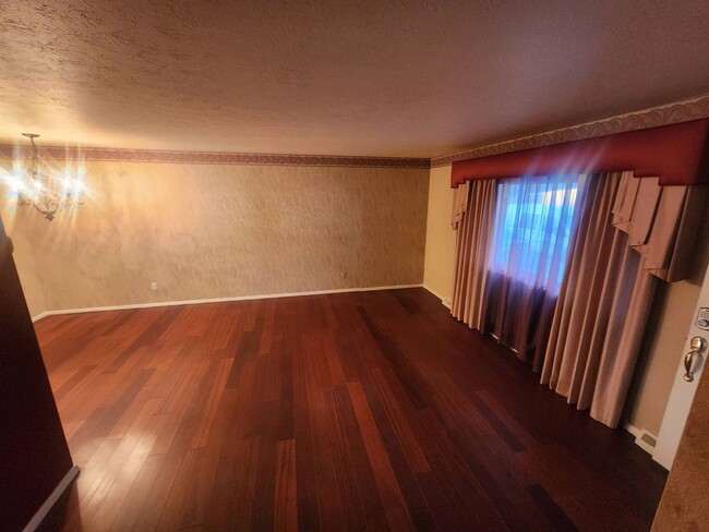 Building Photo - Charming 2-Bedroom Property in Prime Location