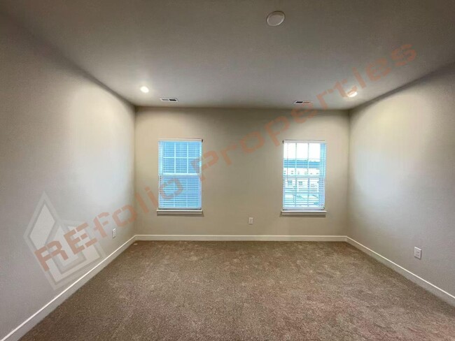 Building Photo - Beautiful brand new 3-Story Townhome | 4 Bedrooms, 3.5 Bathrooms, 2332 sq ft @ 751 South Townhome...