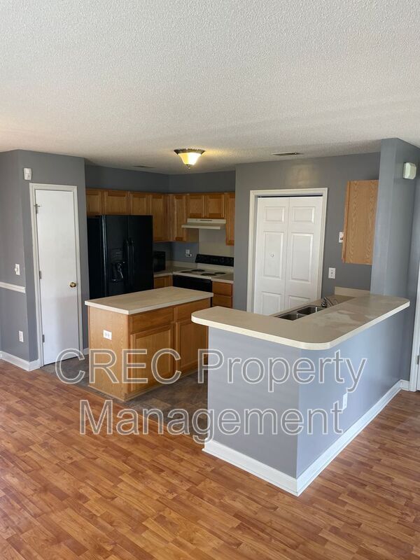 Building Photo - 204 2 Pond Loop