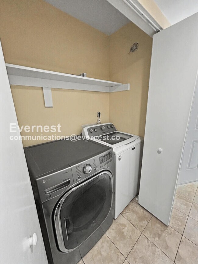 Building Photo - 3 Bed, 1.5 Bath Townhome with Off-Street Parking / Pet-Friendly / Available Now!