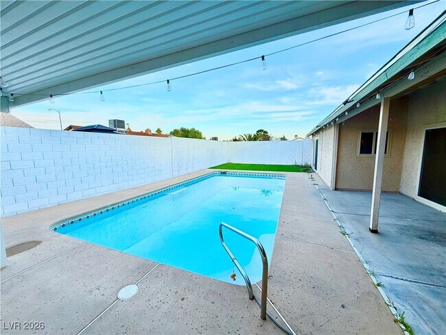 Building Photo - 6236 W Elmira Dr