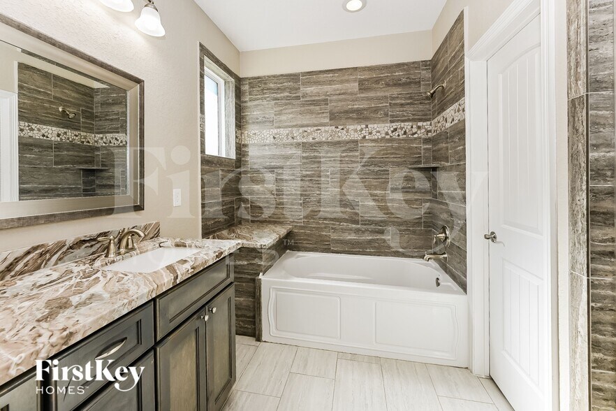 Building Photo - 215 Brazos Dr