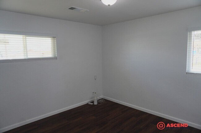 Building Photo - Home in Southeast Bakersfield!