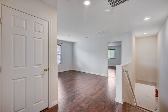 Building Photo - N Las Vegas Beautiful 3 bedroom townhome w...