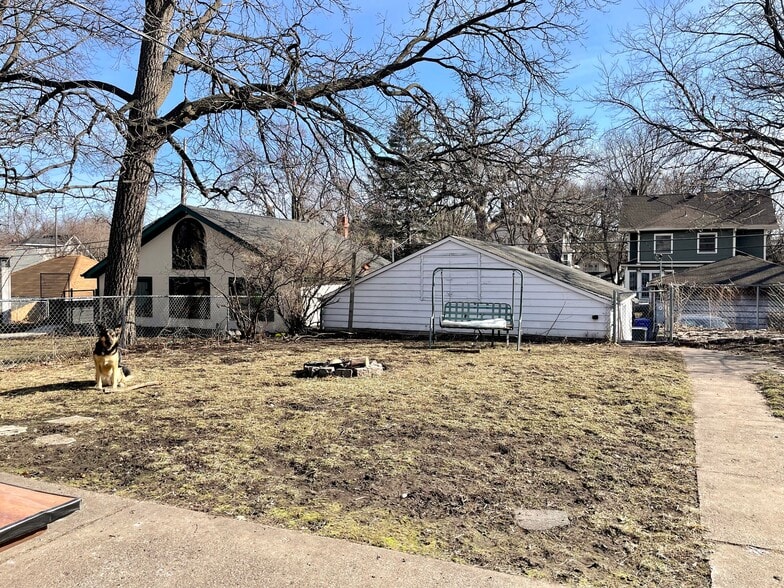 Building Photo - 2080 Roblyn Ave