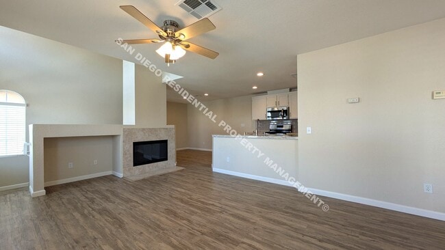 Building Photo - Gorgeous, Newly Remodeled 3 Bed / 2 Bath T...