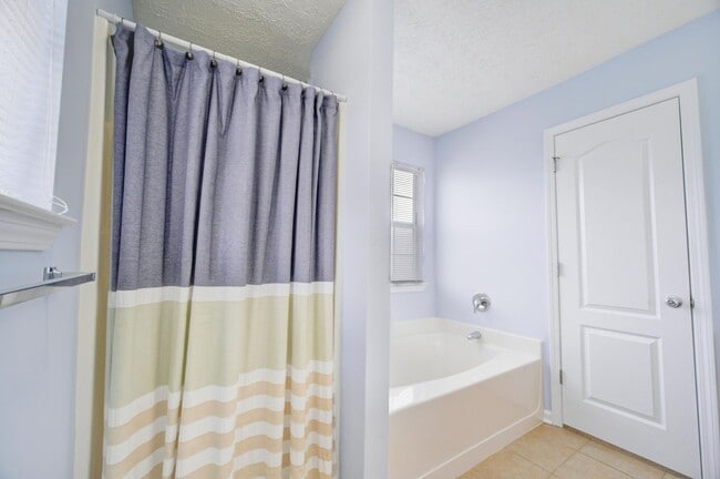 Building Photo - 3 Bedroom with a Fabulous Florida Room in ...