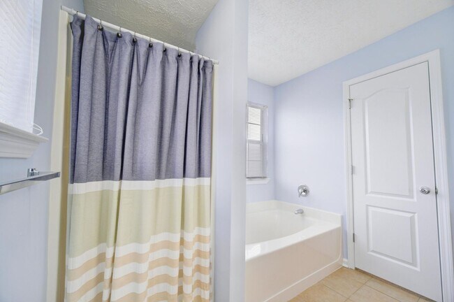 Building Photo - 3 Bedroom with a Fabulous Florida Room in Crestview!