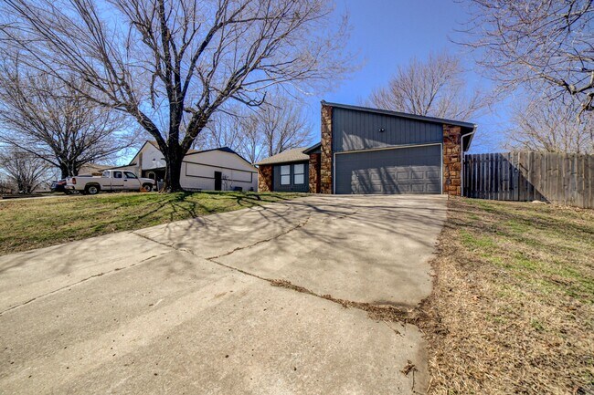 Building Photo - 14628 S Xenophon Ave