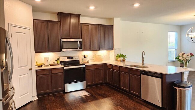 Building Photo - 402 Parrot Tulip View